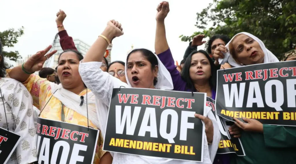 Waqf amendment bill के खिलाफ विरोध प्रदर्शन करती महिलाएं – हाथों में पोस्टर लिए आवाज़ बुलंद करतीं।